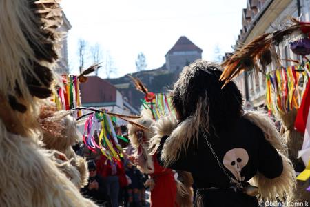Kamnik so obiskali koranti iz Zamušanov pri Ptuju in v mestno jedro privabili nepregledno množico, željno ogleda tradicionalne pustne šege (16)